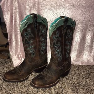 Justin cowgirl boots with blue detail